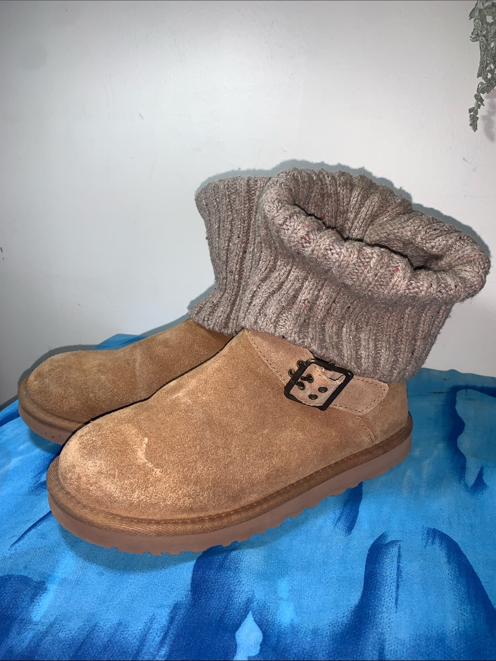 UGGS Women’s Size 7 Brown Suede Boot with Knit Cuff